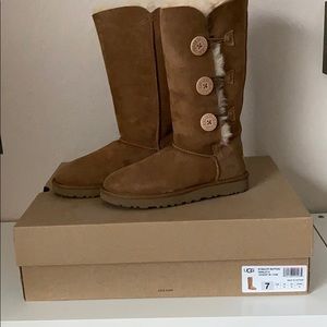 UGG Bailey Button Triplet II Chestnut Size 7